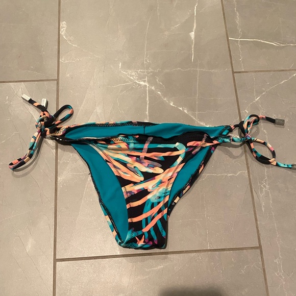 Women’s Volcom bikini set small - Picture 3 of 6